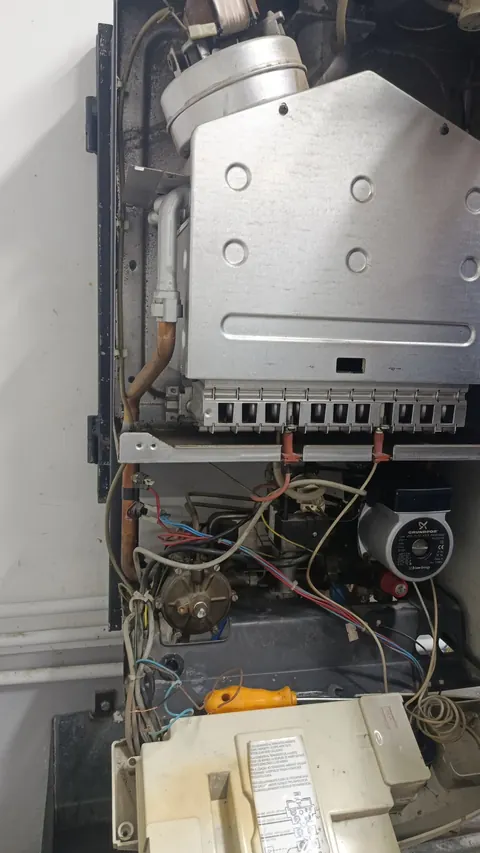 Ön kapağı açık kombinin iç bileşenleri ve bağlantıları