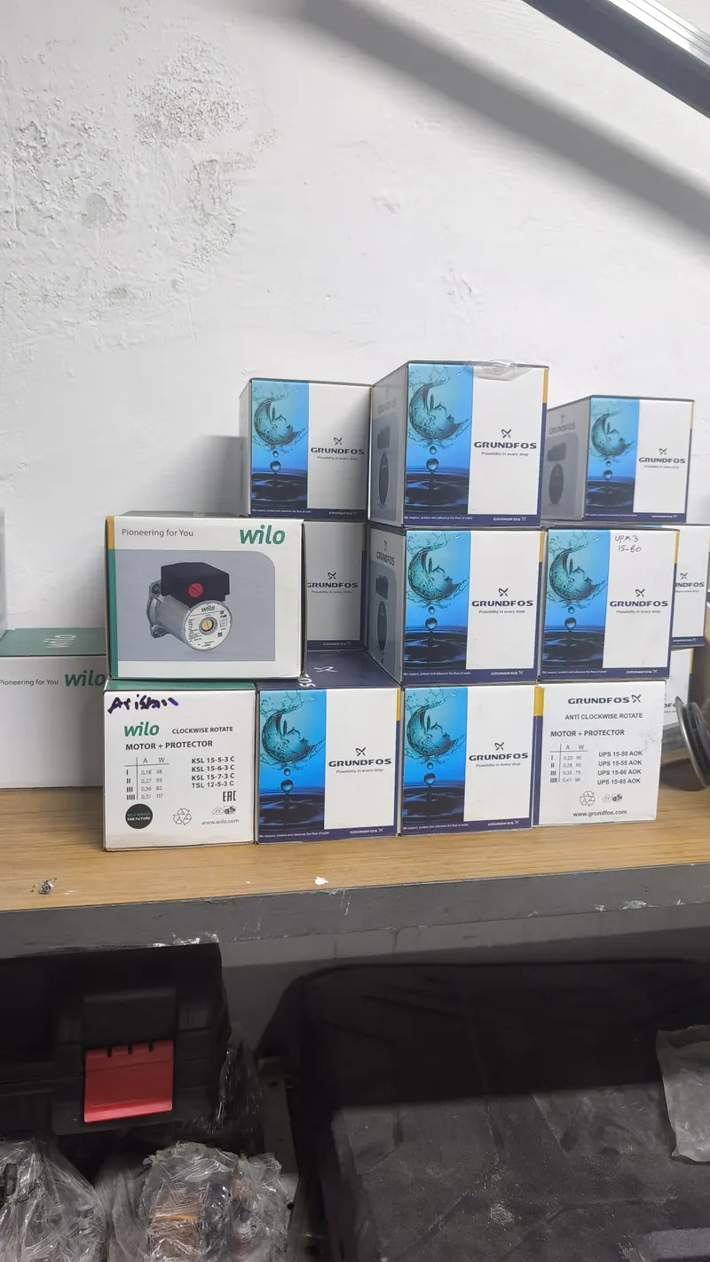 Atölyedeki Wilo ve Grundfos pompa kutuları